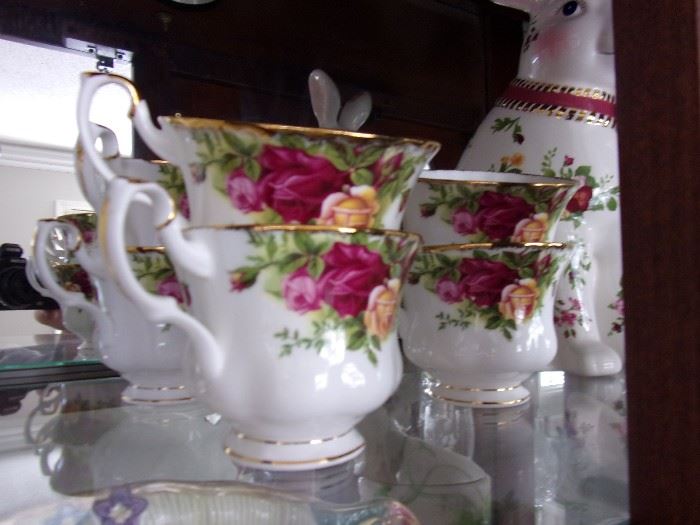 Royal Daulton cups
Royal-Albert-Old-Country-Roses cups and bunny/Rabbit

