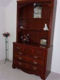 Queen Anne Broyhill chest of drawers fan carved with hutch/bookshelf