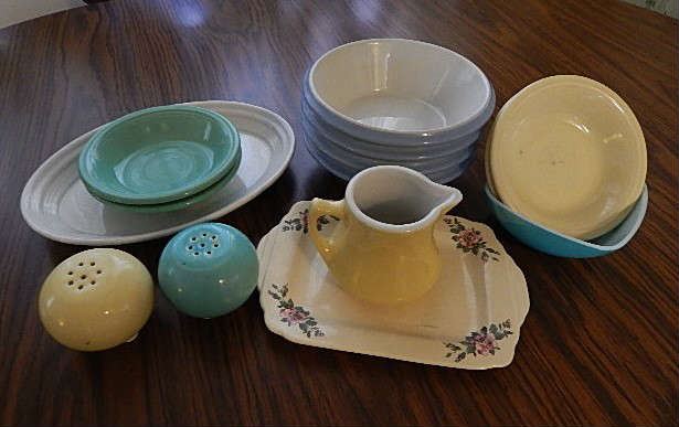 ASSORTED VINTAGE DISHES AND SERVING PIECES