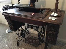 Singer table w/ pedal