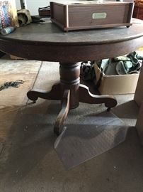 Round Oak table