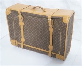 Lot 9 LOUIS VUITTON Rolling Suitcase. With straps, no k