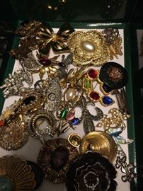 Over 100 pieces of costume jewelry 