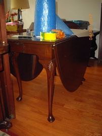 Gateleg table with two large leaves.  Georgeous antique!