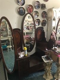 Three-mirrored vanity
