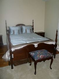 PENNSYLVANIA HOUSE 4 POSTER BED, STOOL