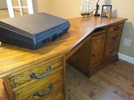 desk w/keyboard pullout