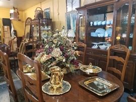 Centerpiece Lighted and gold serving pieces