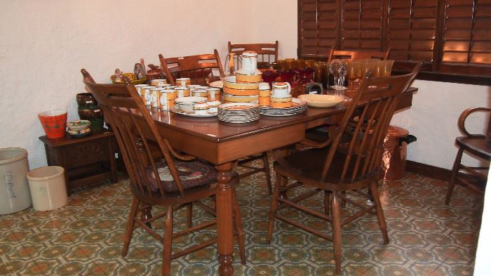 Great Old Expanding American Dining Table with complimentary Chairs (set of 6)