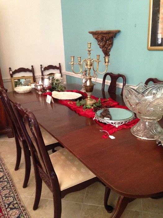 The Queen Anne dining table has several leaves.