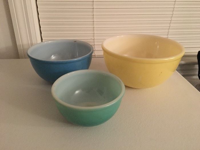 Vintage Pyrex nesting bowls, yellow, blue and green.