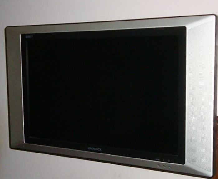 FLAT SCREEN TELEVISION WITH REMOTE AND WALL MOUNT