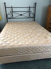 Simmons beauty rest queen size bed - complete