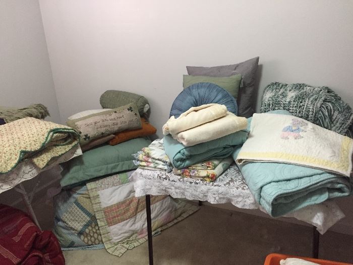 Quilts, Throws, Comforters Linens