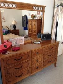 DRESSER & MIRROR WITH TWO MATCHING NIGHT STANDS