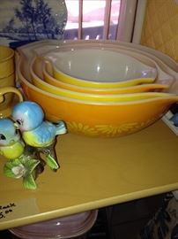 VINTAGE 4 PIECE DAISY PYREX SET. BLUE BIRDS HAVE BEEN REPAIRED.