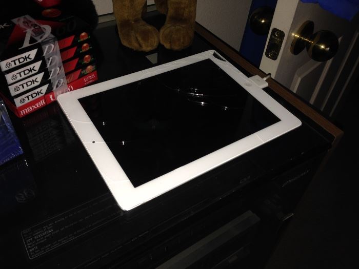 APPLE IPAD WITH CRACKED SCREEN (WORKS)
