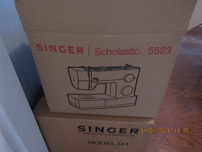 Singer Scholastic sewing machine 5523 plus case
