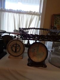 we have a collection of scales, several types, this one is for a baby