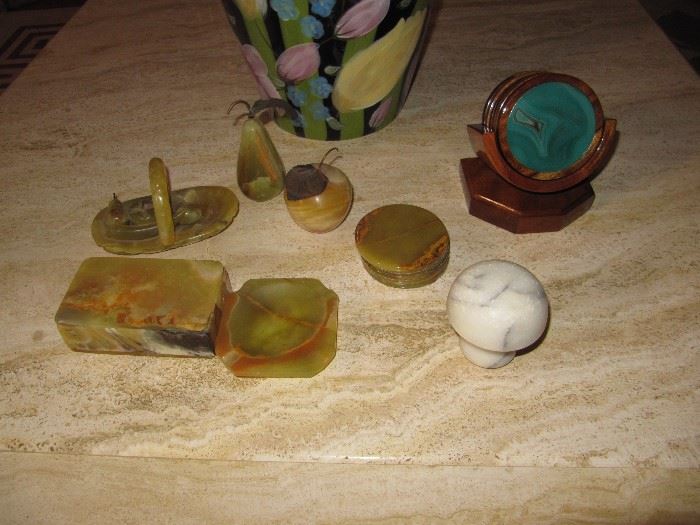 Many pieces of agate collectibles