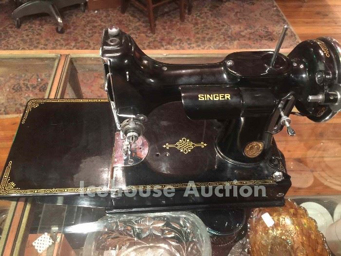 Excellent Singer Featherweight Sewing Machine in Case; complete