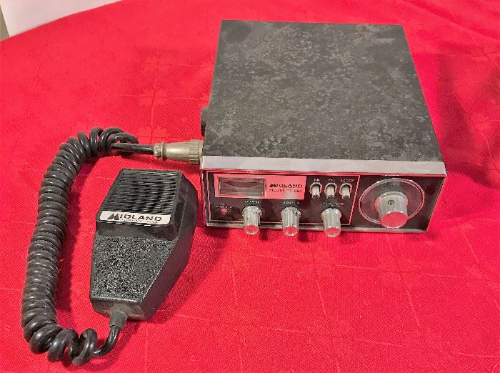  Midland CB radio model 11-882  http://www.ctonlineauctions.com/detail.asp?id=677170