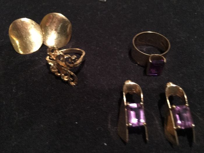 Assortment of 14kt gold jewelry 