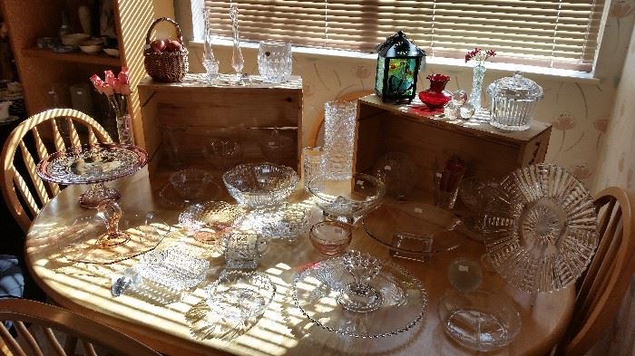 Nice country dining set, like new!  Glass & crystal.