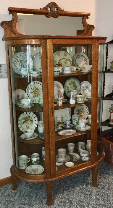 BEAUTIFUL LARGER FINE ANTIQUE ART NOUVEAU TIGER OAK CURVED GLASS CHINA CABINET. YES, NICE WAVY OLD GLASS.