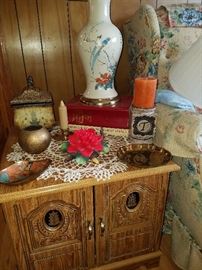End table, table lamp, brass, and other décor.
