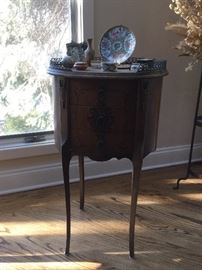 ANTIQUE END TABLE