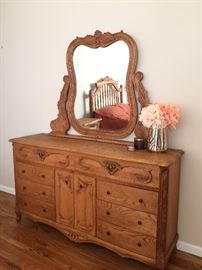 Beautiful carved solid oak bedroom set by Oakwood Interiors. 5 piece set includes Queen bed, 2 nightstands,