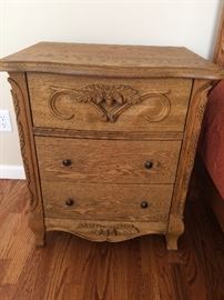Beautiful carved solid oak bedroom set by Oakwood Interiors. 5 piece set includes Queen bed, 2 nightstands,
