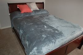 Wood queen sleigh bed