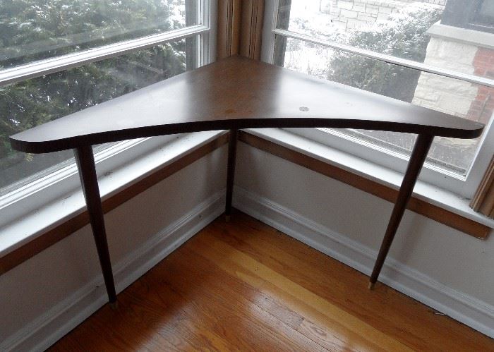 Mid Century corner table, pencil legs, laminate top.  27" tall, 32-1.2" x 46" wide.  Damage to top.