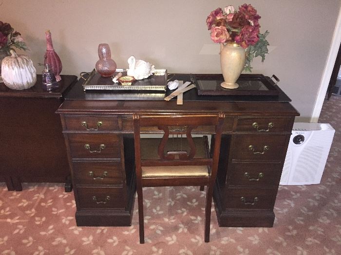 great traditional desk and chair for sale asking $40 for the desk $20 for the chair