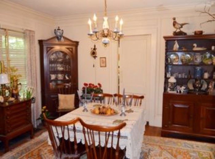 Lovely and bright dining room, with 1940's mahogany things.