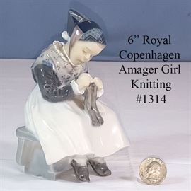 Figurines Royal Copenhagen Amager Girl