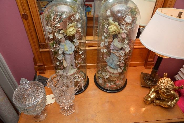 single lamp, figurines, glassware