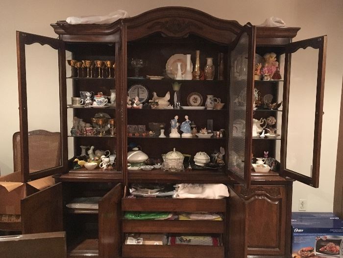 China cabinet & contents including vintage linen tablecloths 