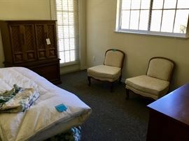 Chest of drawers & 2 nice chairs