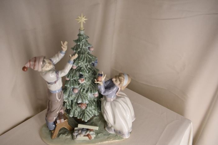 Lladro--Trimming The Tree-05897 --Signed-With Original Box