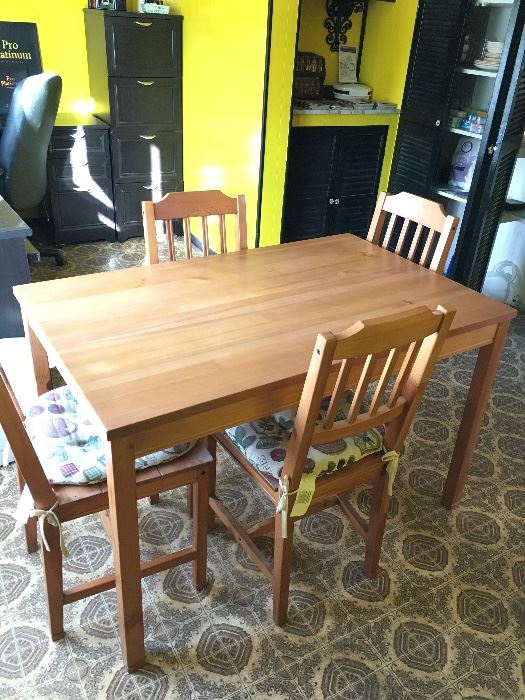Like new kitchen table with 4 chairs. Very sturdy table.