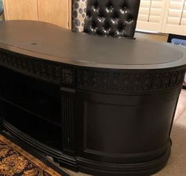 Kidney Shaped Desk that is finished on all sides