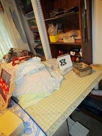 Measuring and cloth cutting table