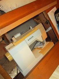 Singer Sewing Machine with drop leaf full sewing table