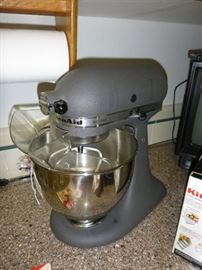 'Like New" Kitchen aid stand mixer