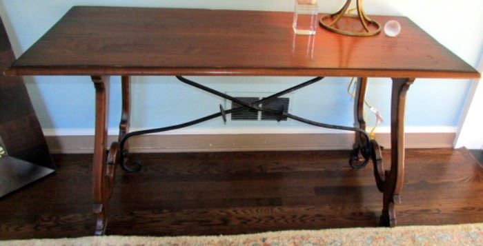 Decorator table with metal base