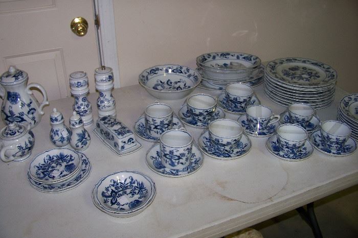 Assorted extra pieces of Blue Danube china