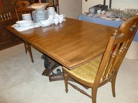 DR table w/6 chairs & 1 leaf